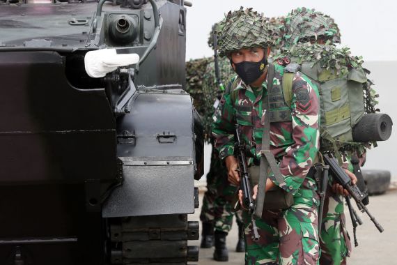Detik-Detik 2 Anggota TNI Menggagalkan Aksi Begal, Tendang 4 Motor, 1 Pelaku Terjatuh - JPNN.COM