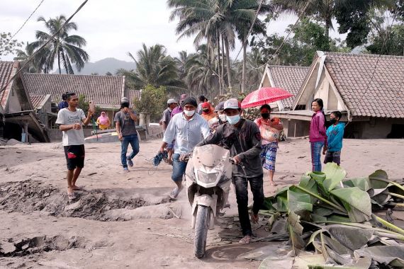 Perbarindo Donasikan Rp 298 Juta kepada Korban Erupsi Semeru - JPNN.COM