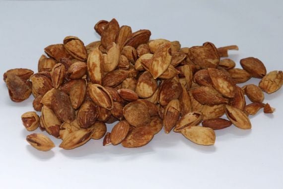 8 Efek Samping Mengonsumsi Kacang Almond Secara Berlebihan, Nomor 6 Bikin Kaget - JPNN.COM