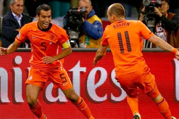 Demi Selebrasi, Bronckhorst Siap Disanksi - JPNN.COM