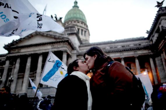 Argentina Legalkan Perkawinan Gay dan Lesbian - JPNN.COM