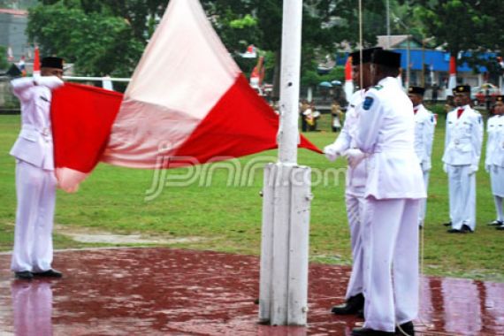 Paskibra di Papua Barat Bentangkan Merah Putih Terbalik - JPNN.COM
