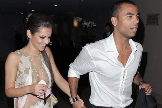 Ashley Cole, Pakai Cincin Pernikahan - JPNN.COM