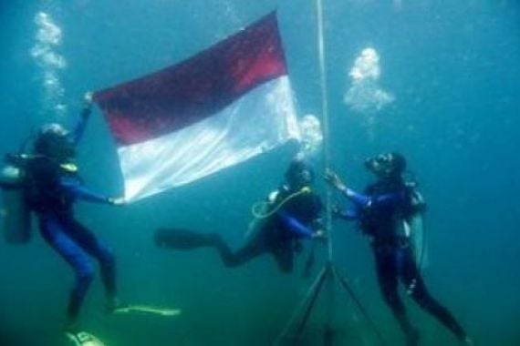 Bendera Merah Putih Berkibar di Bawah Laut Wakatobi - JPNN.COM