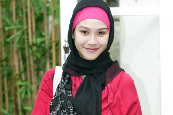 Zaskia Mecca, Ingin Selalu Dekat Suami - JPNN.COM