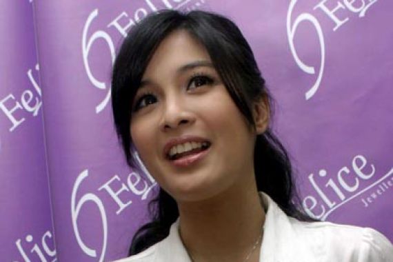 Sandra Dewi, Bisnis Online Belum Lancar - JPNN.COM