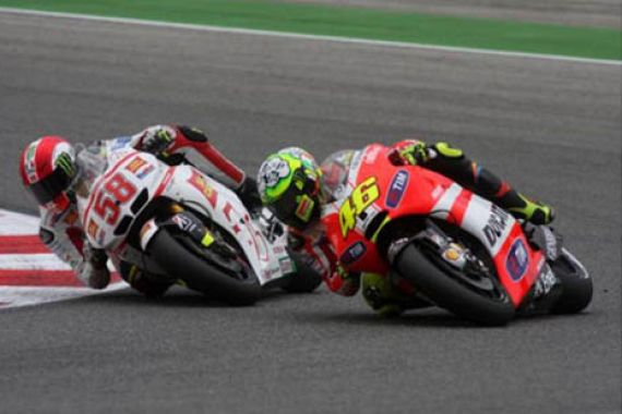 Rossi Nge-Twitt Foto Duel dengan SuperSic - JPNN.COM