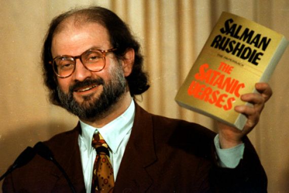 Salman Rushdie Pilih Ngumpet - JPNN.COM