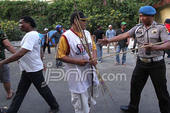 Dua Kubu Bentrok, Batam Mencekam - JPNN.COM