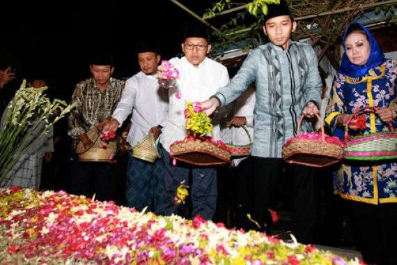 Anas-Ibas Ziarah ke Makam Gus Dur - JPNN.COM