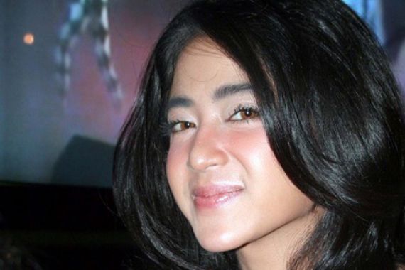 Dewi Perssik Nasehati Pemrotes Innocence of Muslims - JPNN.COM