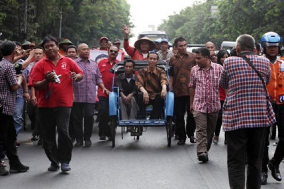 Pulang Kampung, Jokowi Naik Becak - JPNN.COM