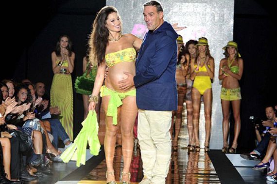 Hamil 6 Bulan, Bekas Pacar Balotelli Berbikini di Catwalk - JPNN.COM