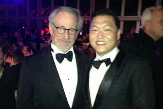 PSY Senang Foto Bersama Steven Spielberg - JPNN.COM