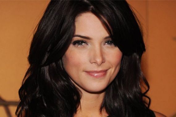 Mabuk, Ashley Greene Tak Mau Main Twitter - JPNN.COM