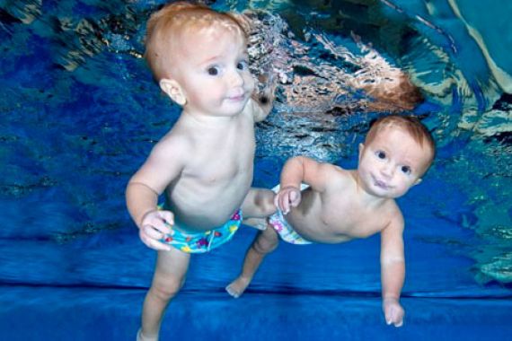 Baru 10 Bulan, Bayi Kembar ini Sudah Bisa Berenang - JPNN.COM