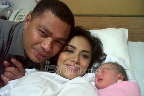 KD Lahirkan Bayi di Tanggal Cantik - JPNN.COM