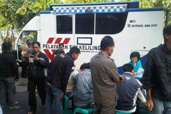 Pelayanan SIM Keliling Lumpuh - JPNN.COM