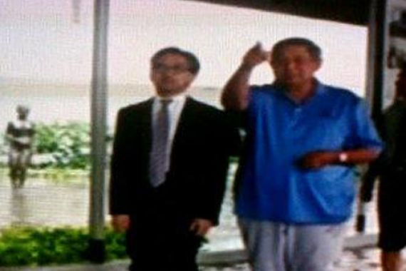 Presiden Pun Menyingsing Celana di Istana - JPNN.COM