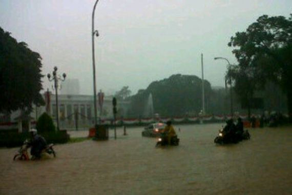 Istana Negara Dipenuhi Lumpur Sisa Banjir - JPNN.COM