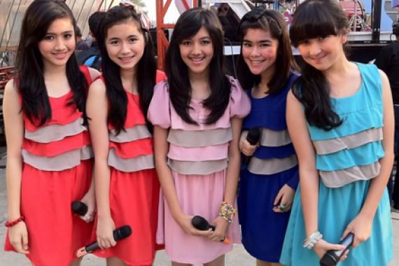 Banjir, Girlband Blink Perbanyak Suplemen - JPNN.COM