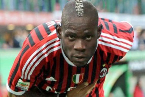 Milanisti Serbu Jersey Balotelli - JPNN.COM