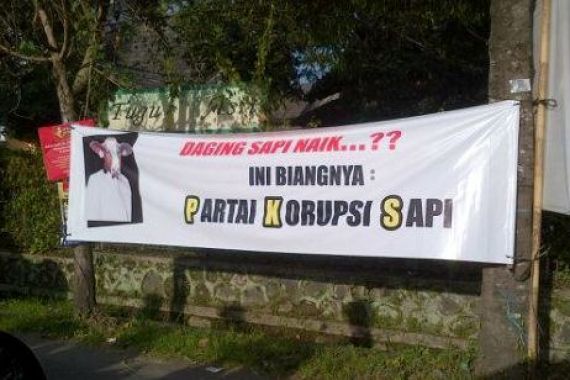 Spanduk Usil Hantam PKS - JPNN.COM