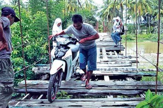 Jembatan Gantung Dibiarkan Rusak - JPNN.COM