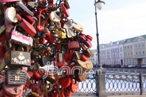 Menggembok Cinta di Luzhkov Bridge Sungai Moskva - JPNN.COM