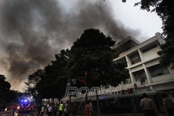 SBY Saksikan Gedung Setneg Dilahap Api - JPNN.COM