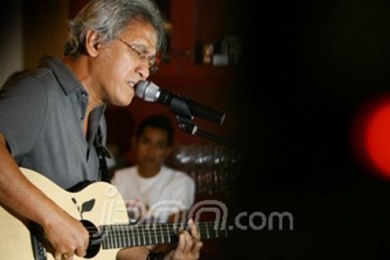 Iwan Fals Tur 15 Kota Diiringi Musik Angklung - JPNN.COM
