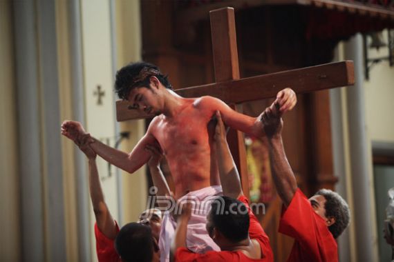 Teatrikal Sengsara Yesus, Umat Titikkan Air Mata - JPNN.COM