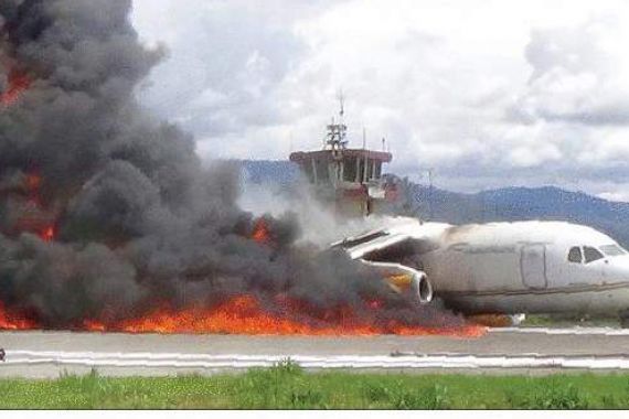 Pesawat Terbakar karena Drum BBM Jatuh - JPNN.COM