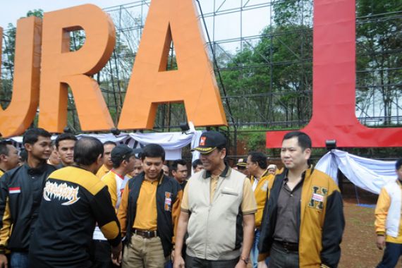 Giant Letter Sign Hanura 10 di Tol Cipularang - JPNN.COM