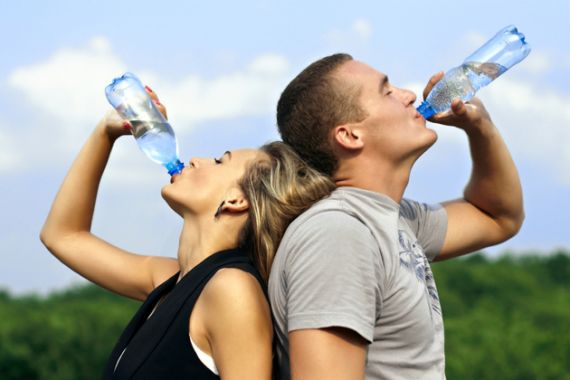 Minum dari Botol Bikin Bibir Cepat Keriput - JPNN.COM