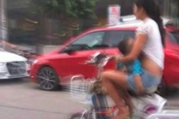 Naik Moped Sambil Menyusui, Ibu Muda Ditangkap Polisi - JPNN.COM