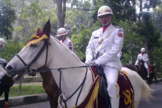 Istri Maklumi Suami Bagi Kasih Sayang dengan Kuda - JPNN.COM