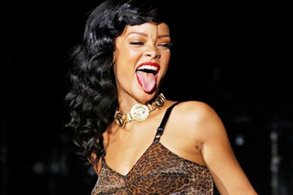Telat Manggung, Rihanna Dihujat Fans Lagi - JPNN.COM