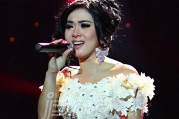 Sok Intelek, Syahrini Mirip Vickynisasi - JPNN.COM