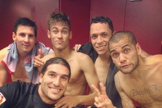 Pemain Barca Posting Foto Pesta di Kamar Ganti - JPNN.COM