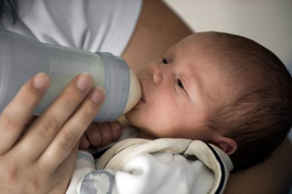 Minum Susu dari Botol Beresiko Rusakkan Lambung Bayi - JPNN.COM