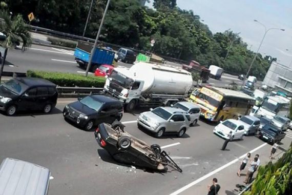 BMW Terbalik di Tol - JPNN.COM