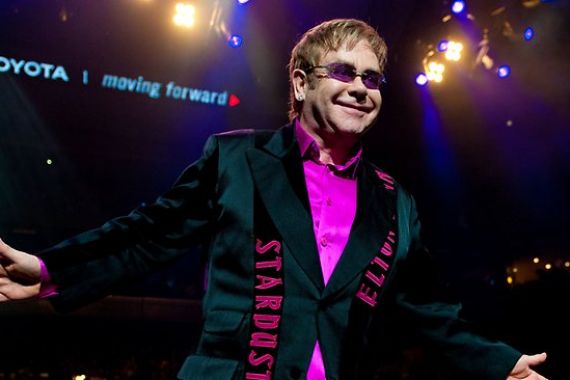 Konser di Moskow, Elton John Desak Rusia Cabut Aturan Antigay - JPNN.COM