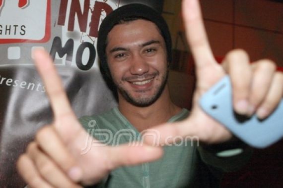 Reza Rahadian Aktor Terbaik - JPNN.COM