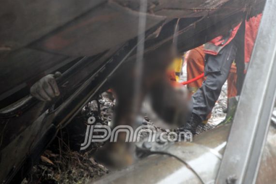 Tiga Korban Masih Terjepit di Gerbong Utama - JPNN.COM