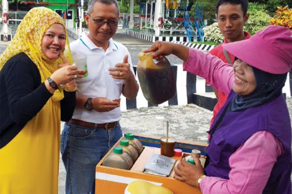 Pertamina Peduli Kelompok Usaha Es Krim dan Jamu - JPNN.COM