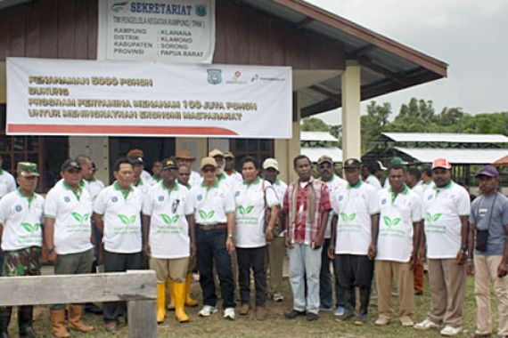 PEP Field Papua Tanam 5.000 Pohon di Klamono - JPNN.COM