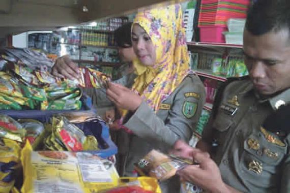 Ancam Pidanakan Toko Penjual Makanan Kedaluwarsa - JPNN.COM