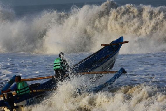 Cuaca Buruk, Nelayan Tak Berani Melaut - JPNN.COM