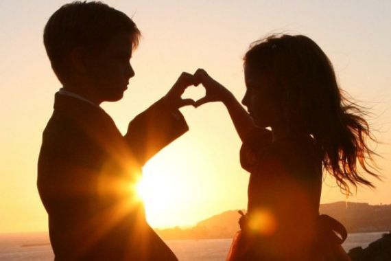 Cara Mengajarkan Anak Tentang Cinta - JPNN.COM